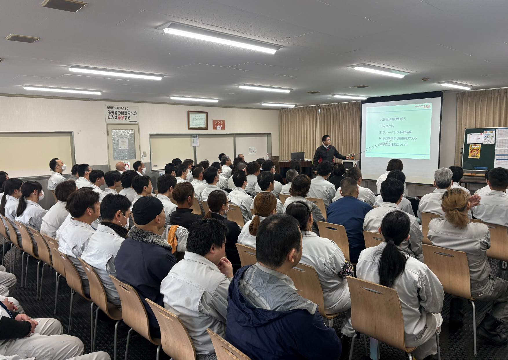 フォークリフト安全講習会を実施しました